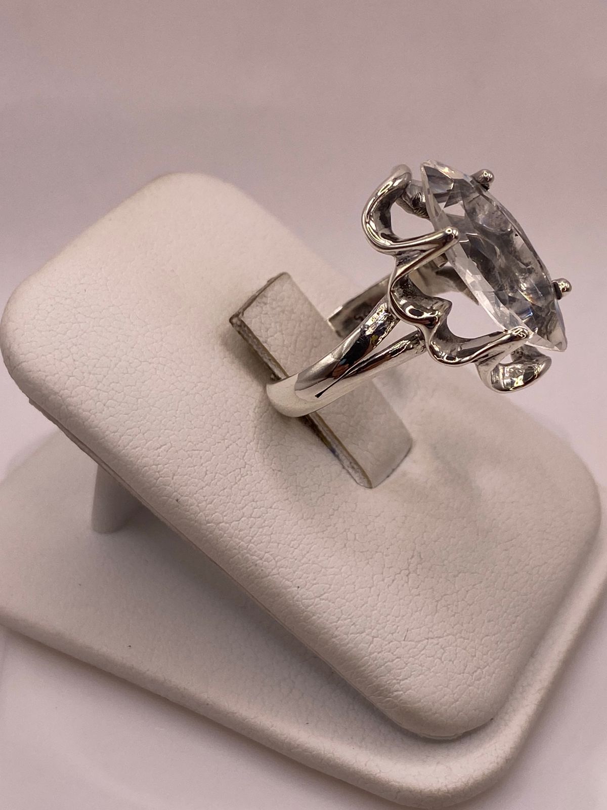 Anillo de Plata Ley 925 con Zirconia Blanca Facetada Tipo Navette, vista lateral