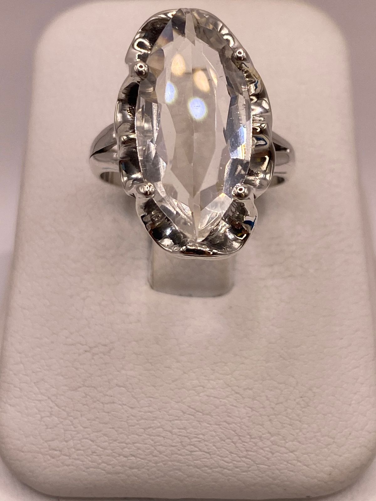 Anillo de Plata Ley 925 con Zirconia Blanca Facetada Tipo Navette — detalle de acabado