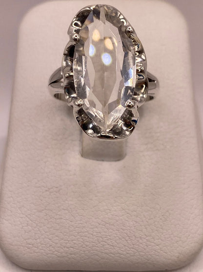 Anillo de Plata Ley 925 con Zirconia Blanca Facetada Tipo Navette — detalle de acabado