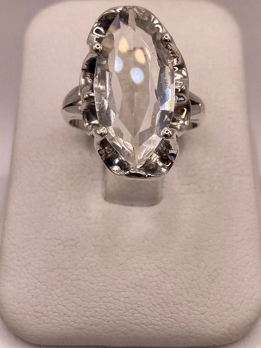 Anillo de Plata Ley 925 con Zirconia Blanca Facetada Tipo Navette — detalle de acabado