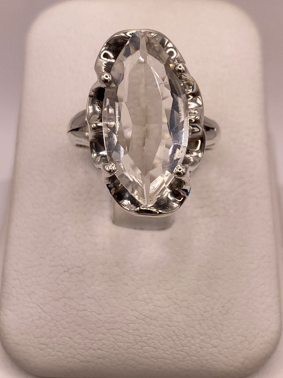 Anillo de Plata Ley 925 con Zirconia Blanca Facetada Tipo Navette, vista de detalle