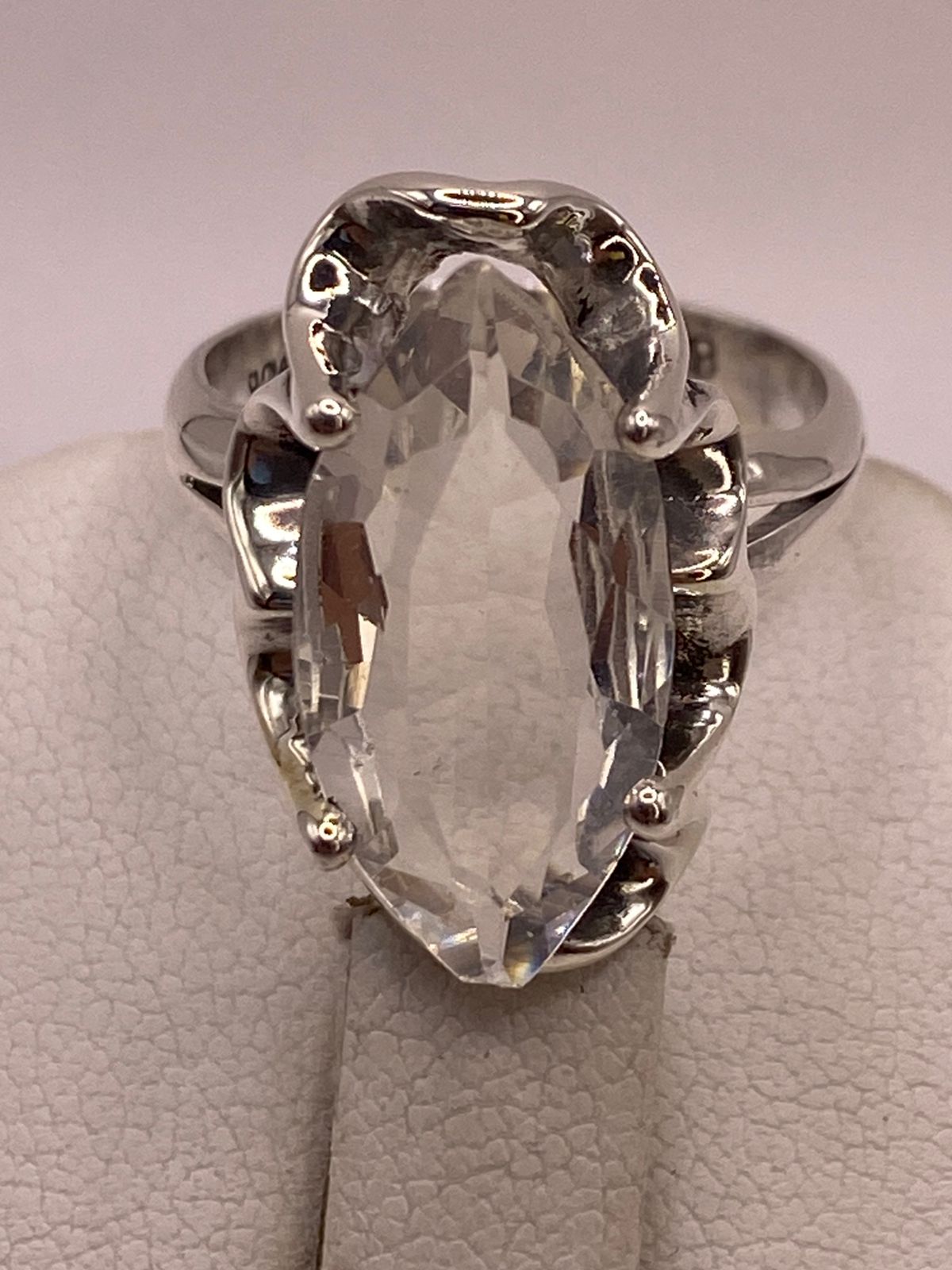 Anillo de Plata Ley 925 con Zirconia Blanca Facetada Tipo Navette, vista posterior