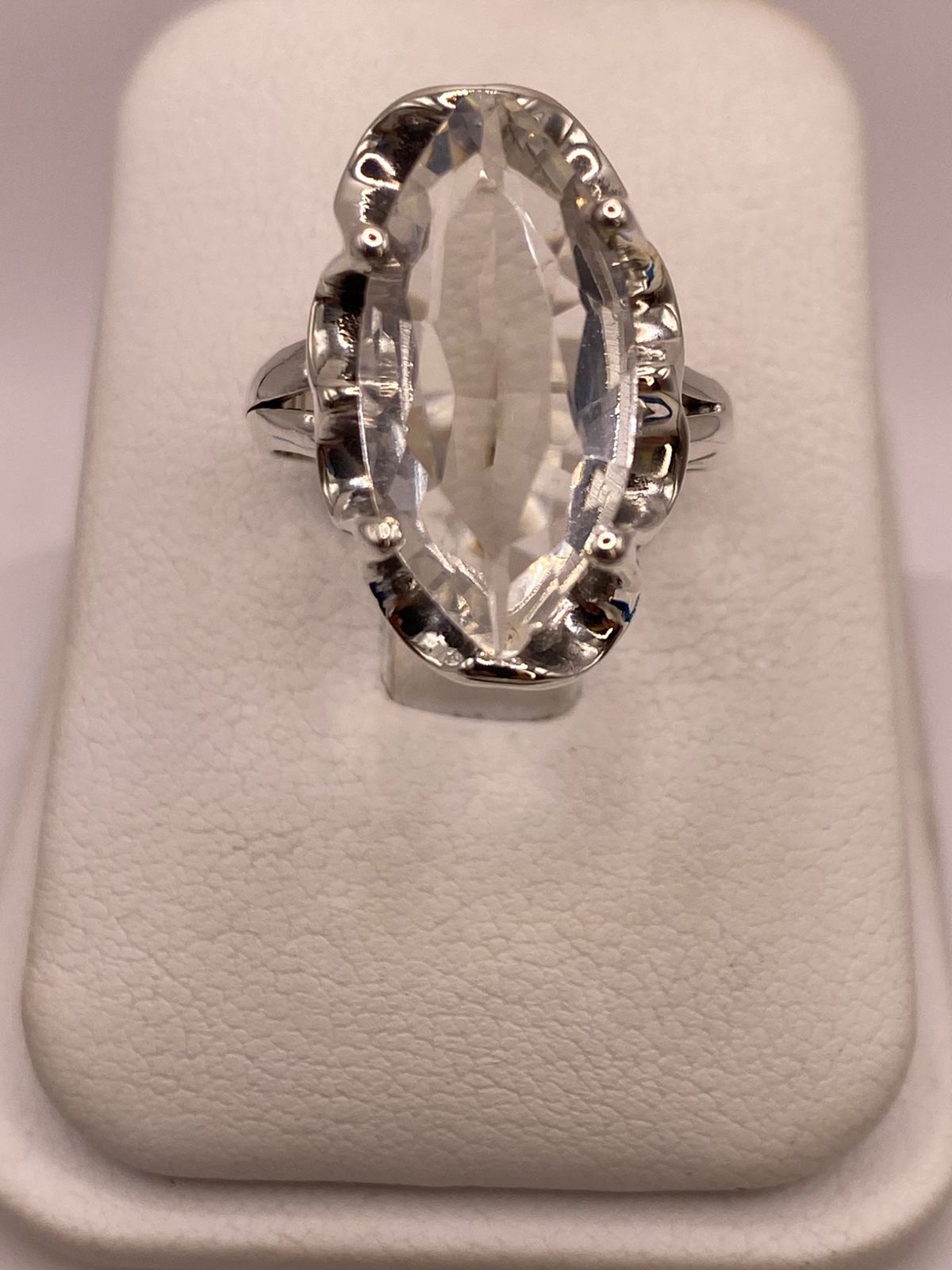 Anillo de Plata Ley 925 con Zirconia Blanca Facetada Tipo Navette, vista frontal