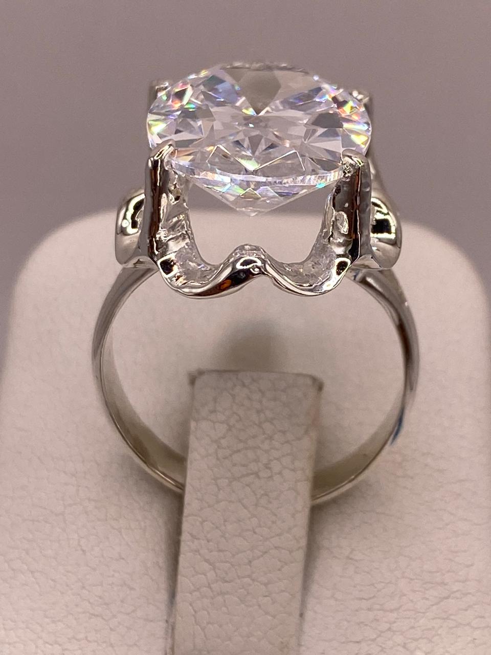 Anillo de Plata Ley 925 con Zirconia Blanca Ovalada, vista de detalle