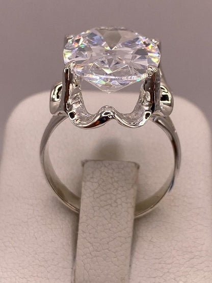 Anillo de Plata Ley 925 con Zirconia Blanca Ovalada, vista de detalle