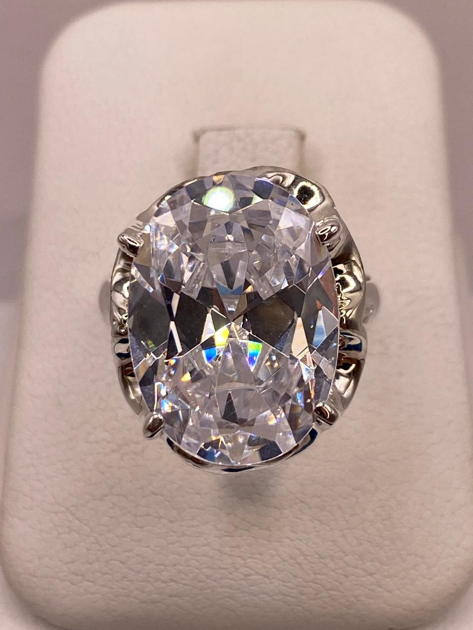 Anillo de Plata Ley 925 con Zirconia Blanca Ovalada — ángulo diagonal