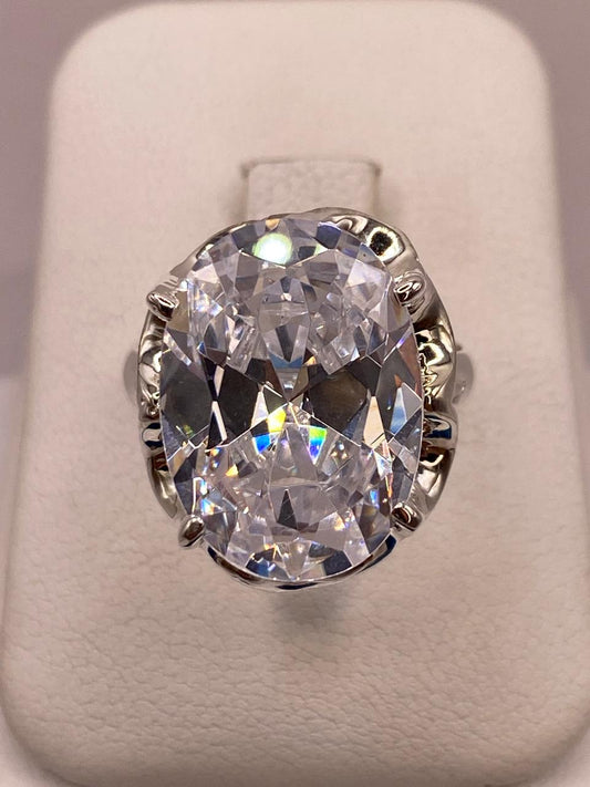 Anillo de Plata Ley 925 con Zirconia Blanca Ovalada — ángulo diagonal