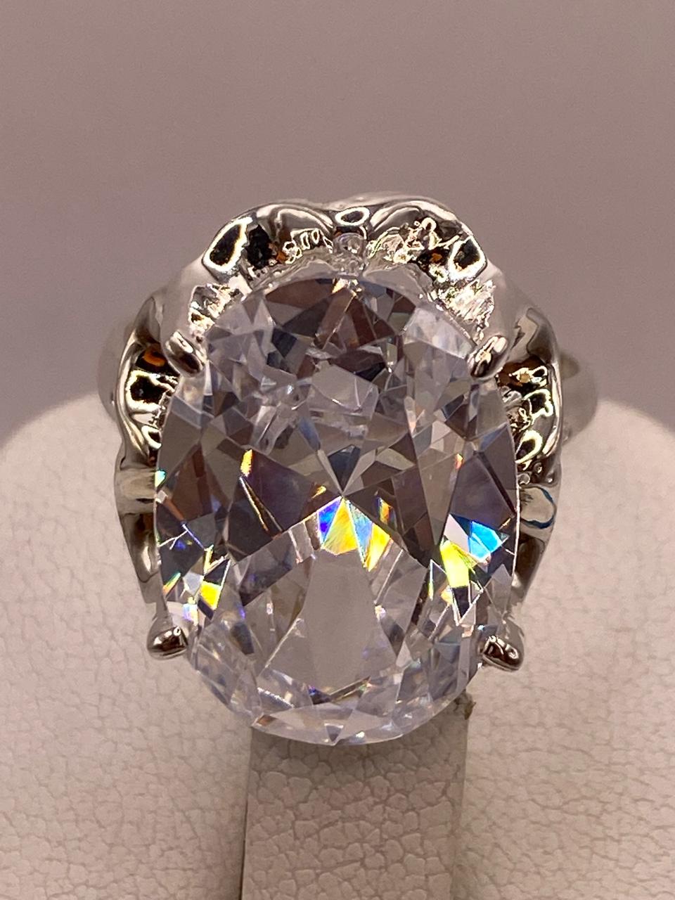 Anillo de Plata Ley 925 con Zirconia Blanca Ovalada, sello de autenticidad Plata Ley .925