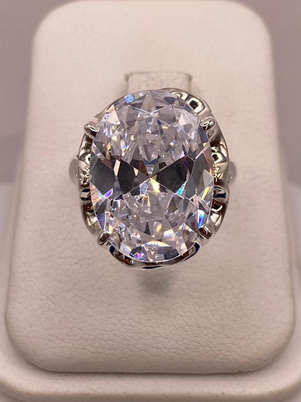 Anillo de Plata Ley 925 con Zirconia Blanca Ovalada, vista lateral