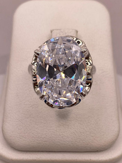 Anillo de Plata Ley 925 con Zirconia Blanca Ovalada, vista lateral
