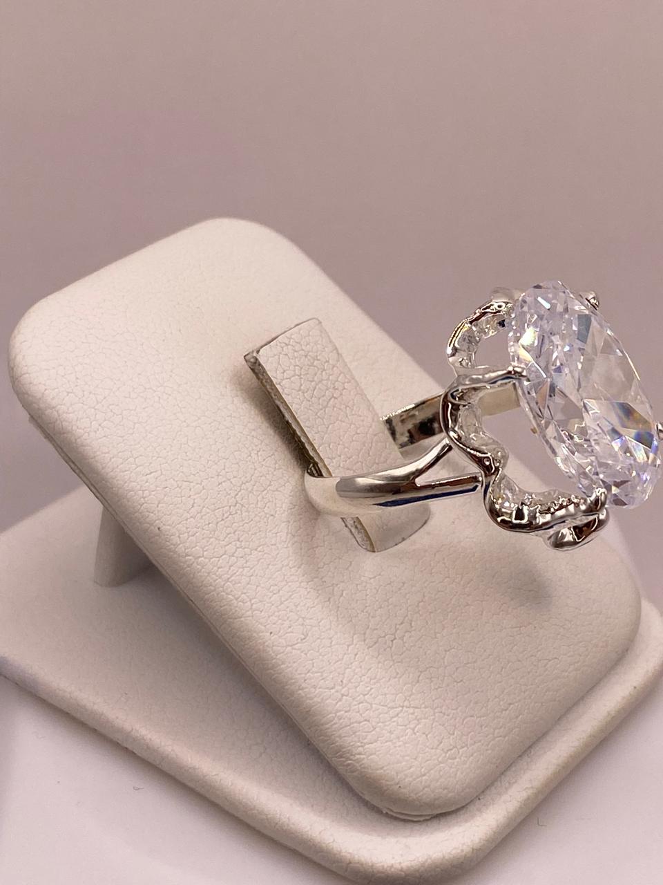 Anillo de Plata Ley 925 con Zirconia Blanca Ovalada, vista frontal