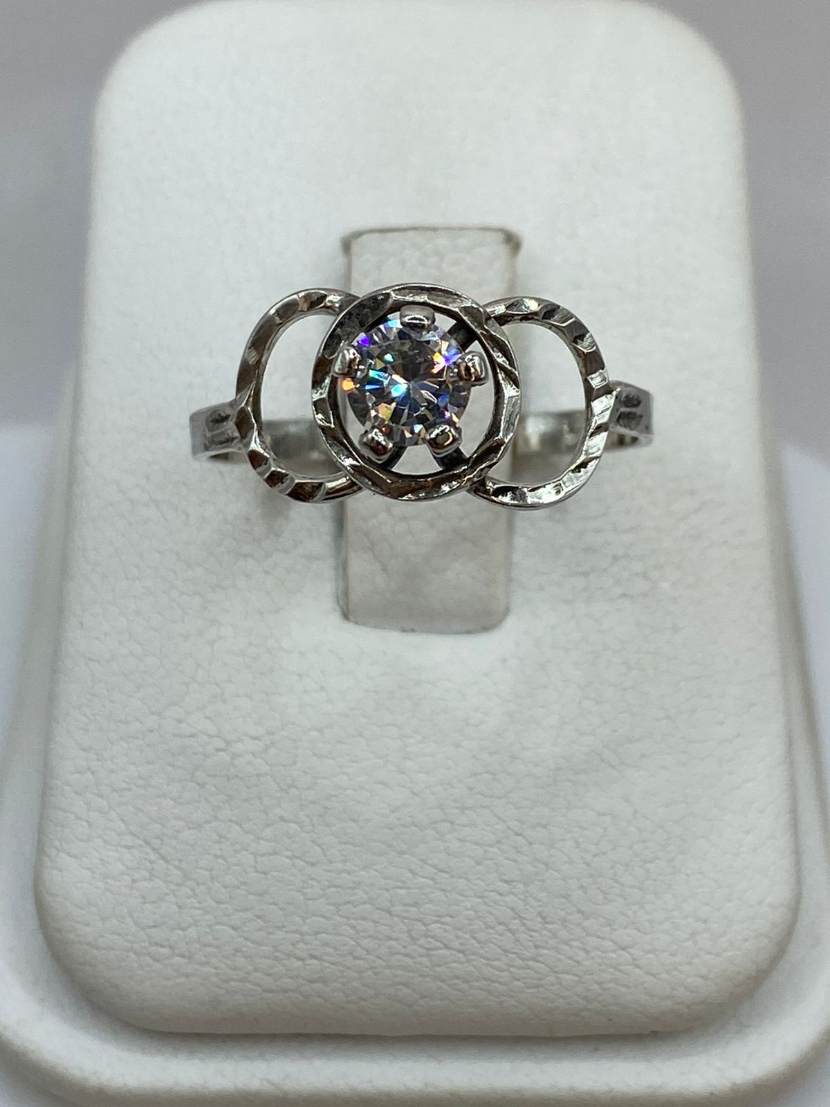 Anillo de Plata Ley 925 con Zirconia Central y Diseño de Círculos Entrelazados, vista frontal