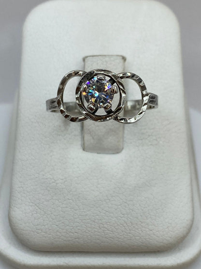 Anillo de Plata Ley 925 con Zirconia Central y Diseño de Círculos Entrelazados, vista frontal