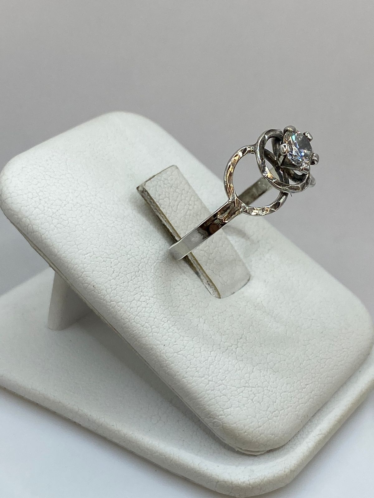 Anillo de Plata Ley 925 con Zirconia Central y Diseño de Círculos Entrelazados, vista lateral