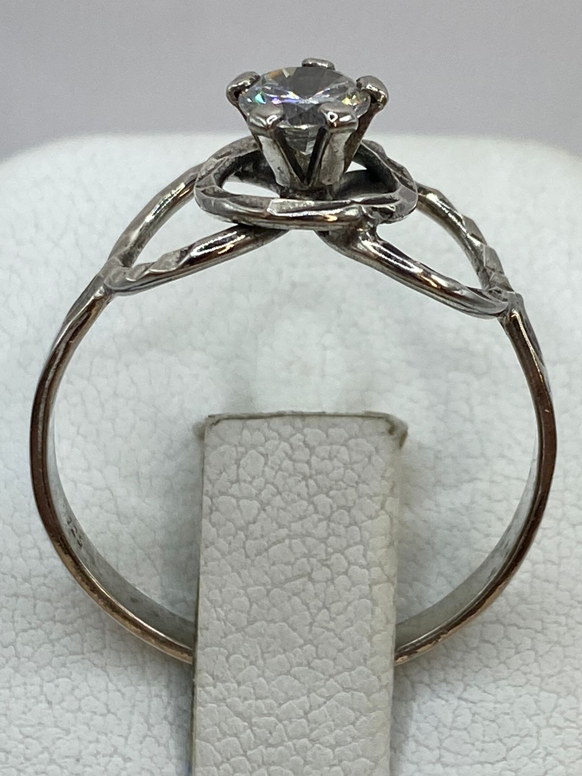 Anillo de Plata Ley 925 con Zirconia Central y Diseño de Círculos Entrelazados