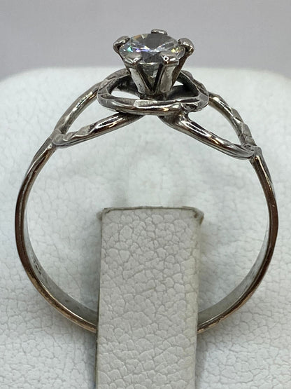 Anillo de Plata Ley 925 con Zirconia Central y Diseño de Círculos Entrelazados