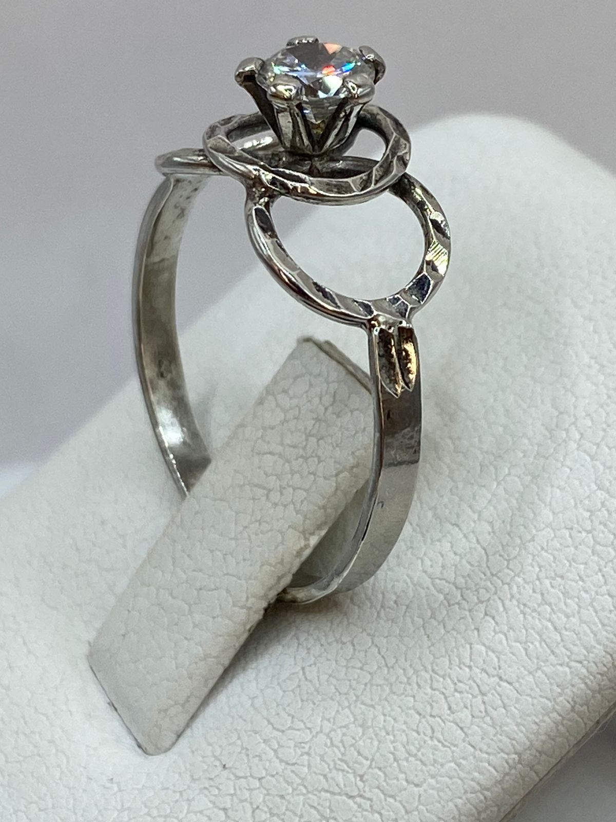 Anillo de Plata Ley 925 con Zirconia Central y Diseño de Círculos Entrelazados, vista posterior