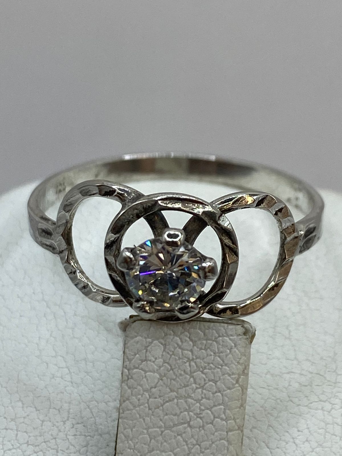 Anillo de Plata Ley 925 con Zirconia Central y Diseño de Círculos Entrelazados, sello de autenticidad Plata Ley .925