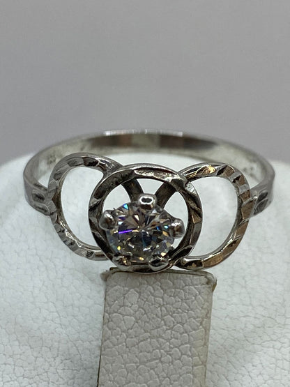 Anillo de Plata Ley 925 con Zirconia Central y Diseño de Círculos Entrelazados, sello de autenticidad Plata Ley .925