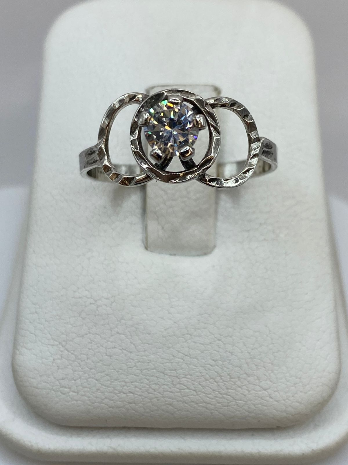 Anillo de Plata Ley 925 con Zirconia Central y Diseño de Círculos Entrelazados, vista superior