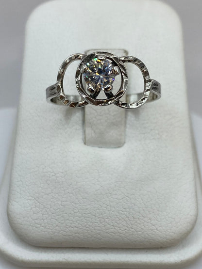 Anillo de Plata Ley 925 con Zirconia Central y Diseño de Círculos Entrelazados, vista superior