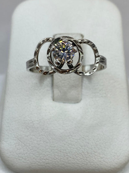 Anillo de Plata Ley 925 con Zirconia Central y Diseño de Círculos Entrelazados, vista de detalle