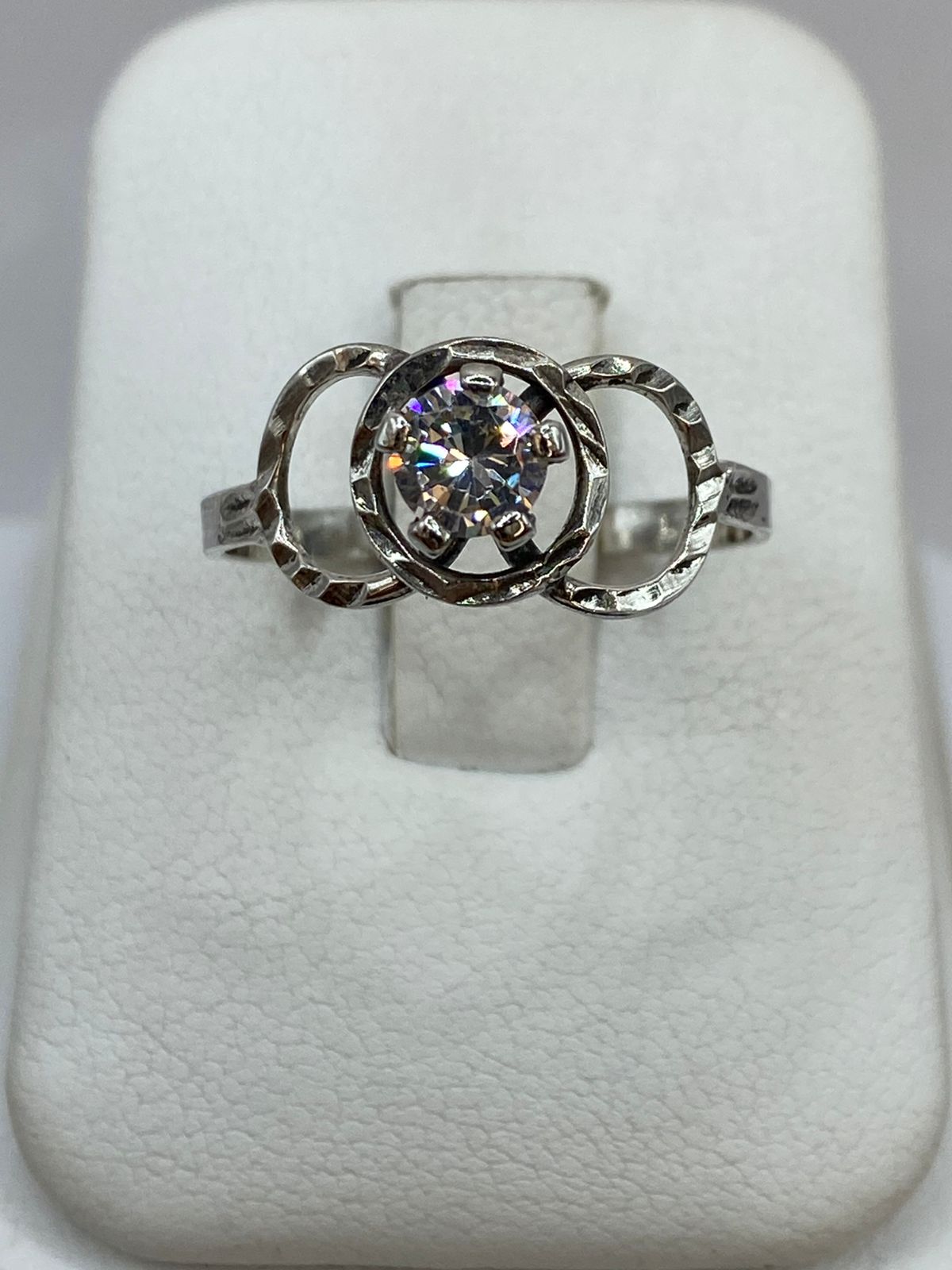 Anillo de Plata Ley 925 con Zirconia Central y Diseño de Círculos Entrelazados — imagen 9