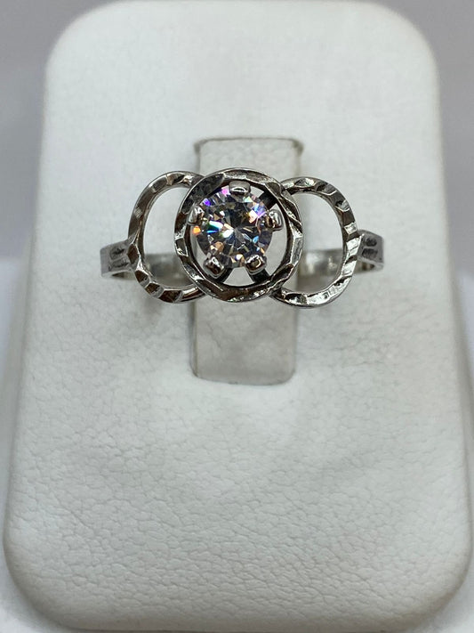 Anillo de Plata Ley 925 con Zirconia Central y Diseño de Círculos Entrelazados — imagen 9
