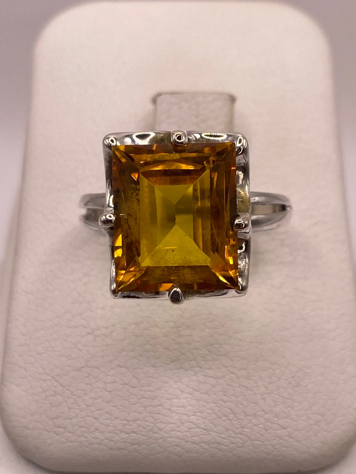 Anillo de Plata Ley 925 con Zirconia Color Ámbar Cuadrada — ángulo diagonal