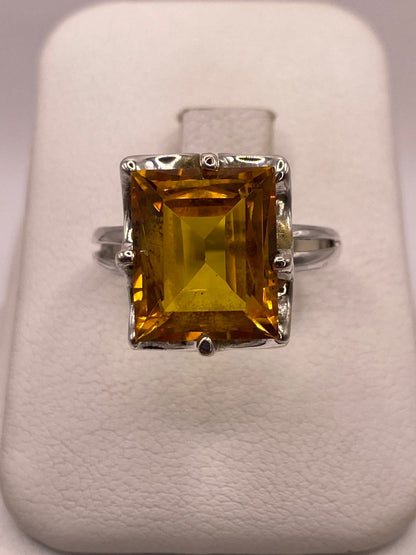 Anillo de Plata Ley 925 con Zirconia Color Ámbar Cuadrada — ángulo diagonal