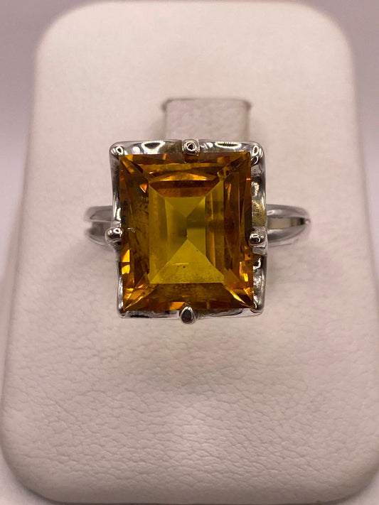 Anillo de Plata Ley 925 con Zirconia Color Ámbar Cuadrada — ángulo diagonal