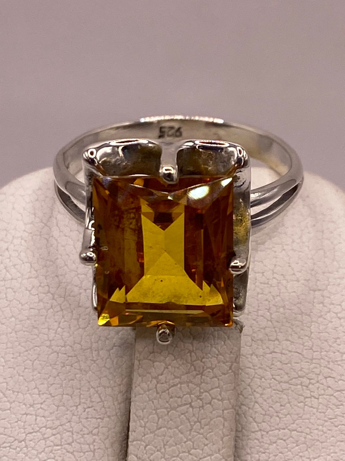 Anillo de Plata Ley 925 con Zirconia Color Ámbar Cuadrada, sello de autenticidad Plata Ley .925