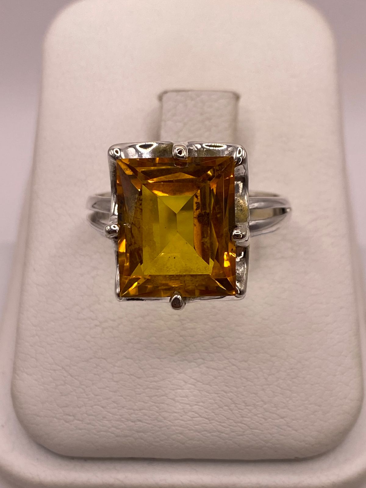 Anillo de Plata Ley 925 con Zirconia Color Ámbar Cuadrada, vista frontal