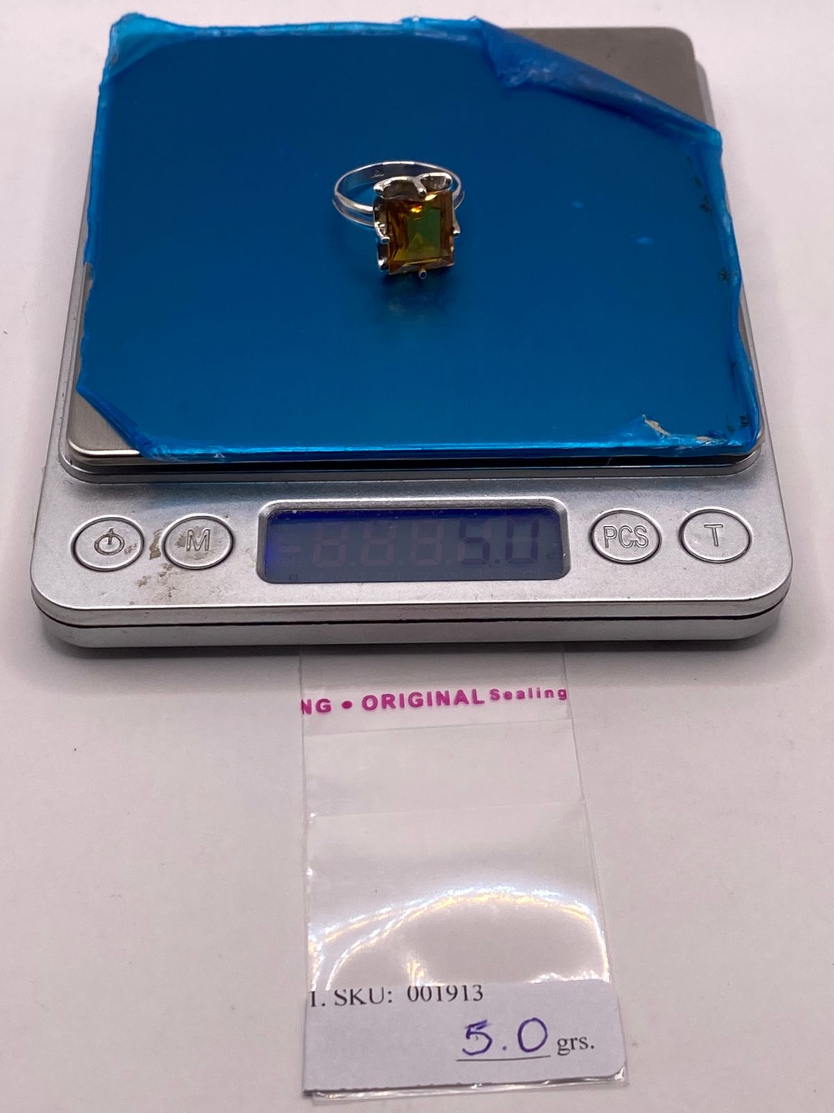 Anillo de Plata Ley 925 con Zirconia Color Ámbar Cuadrada, peso en gramos (báscula)