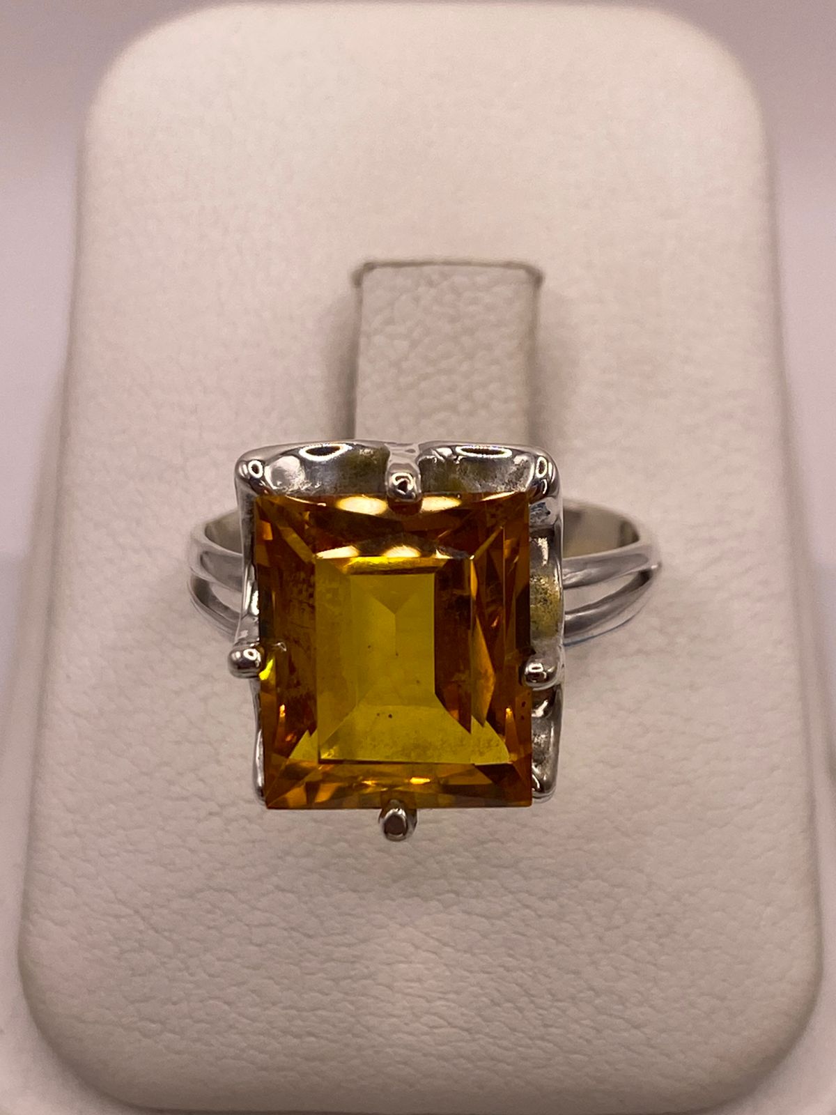 Anillo de Plata Ley 925 con Zirconia Color Ámbar Cuadrada, vista de detalle