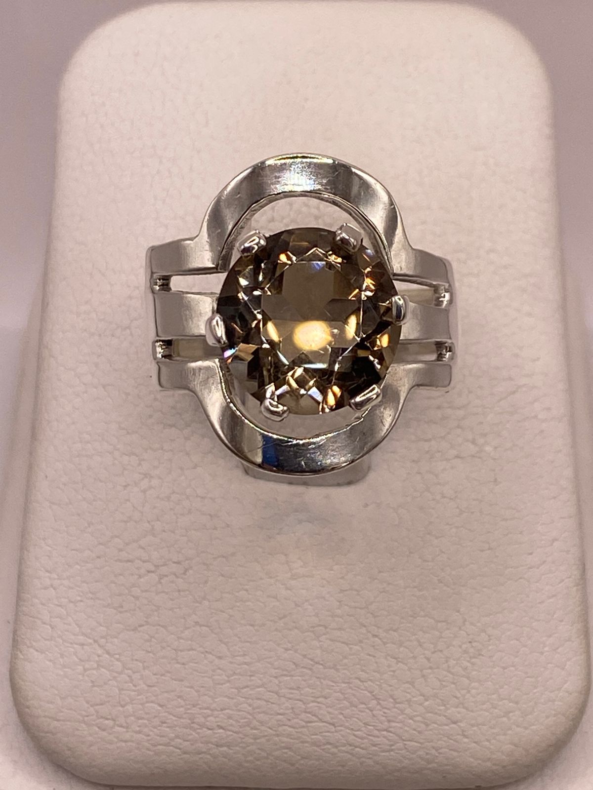 Anillo de Plata Ley 925 con Zirconia Color Champagne en báscula mostrando peso