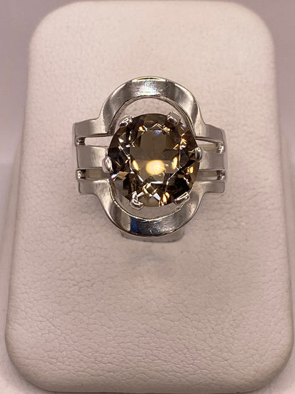 Anillo de Plata Ley 925 con Zirconia Color Champagne en báscula mostrando peso