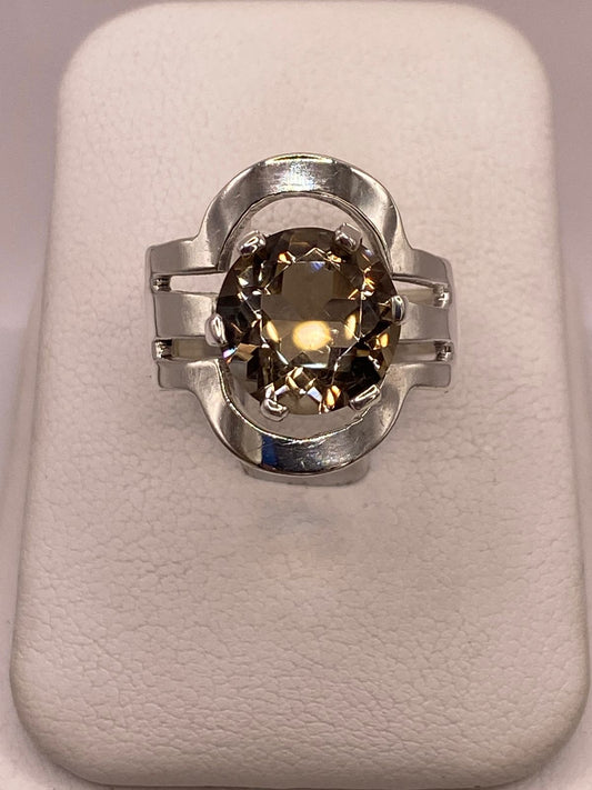 Anillo de Plata Ley 925 con Zirconia Color Champagne en báscula mostrando peso