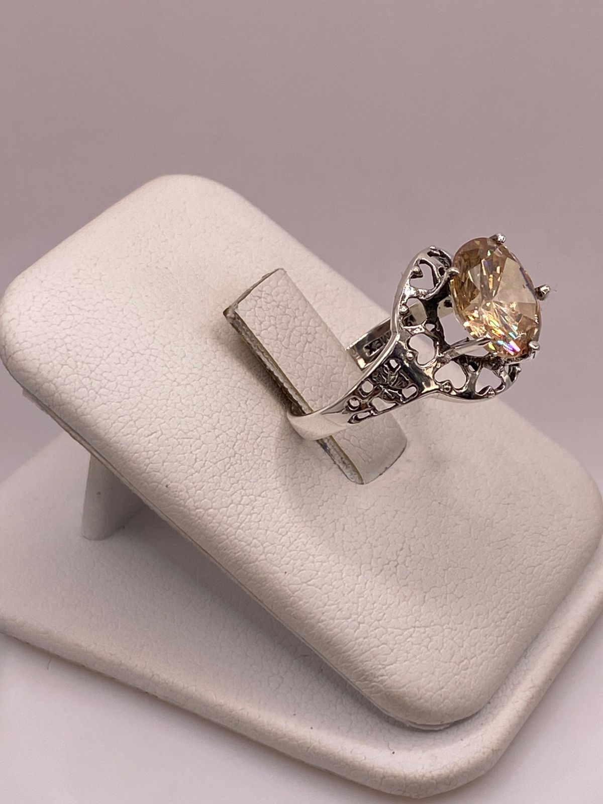 Anillo de Plata Ley 925 con Zirconia Color Champagne, vista lateral