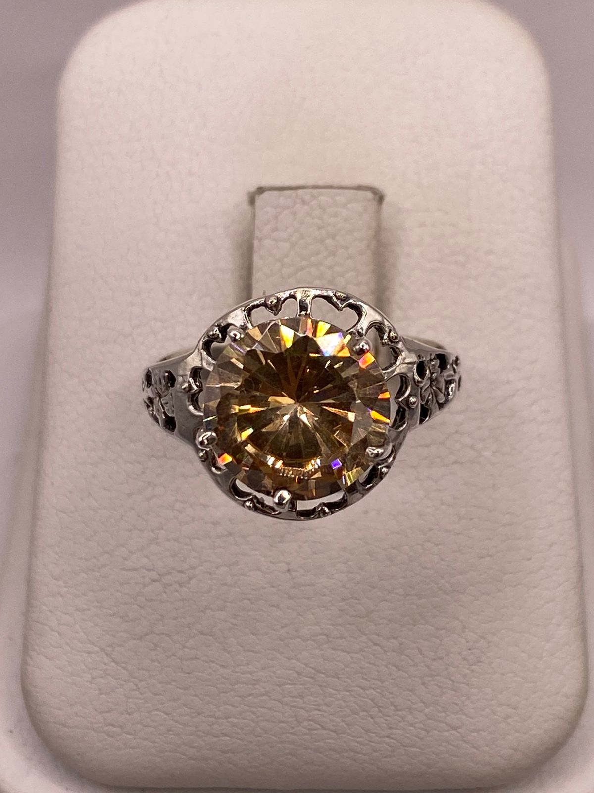 Anillo de Plata Ley 925 con Zirconia Color Champagne — ángulo diagonal