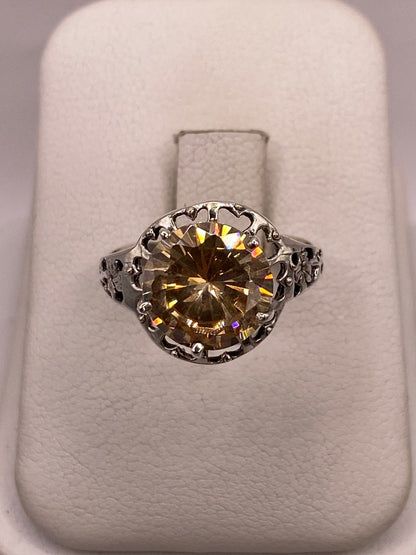 Anillo de Plata Ley 925 con Zirconia Color Champagne — ángulo diagonal