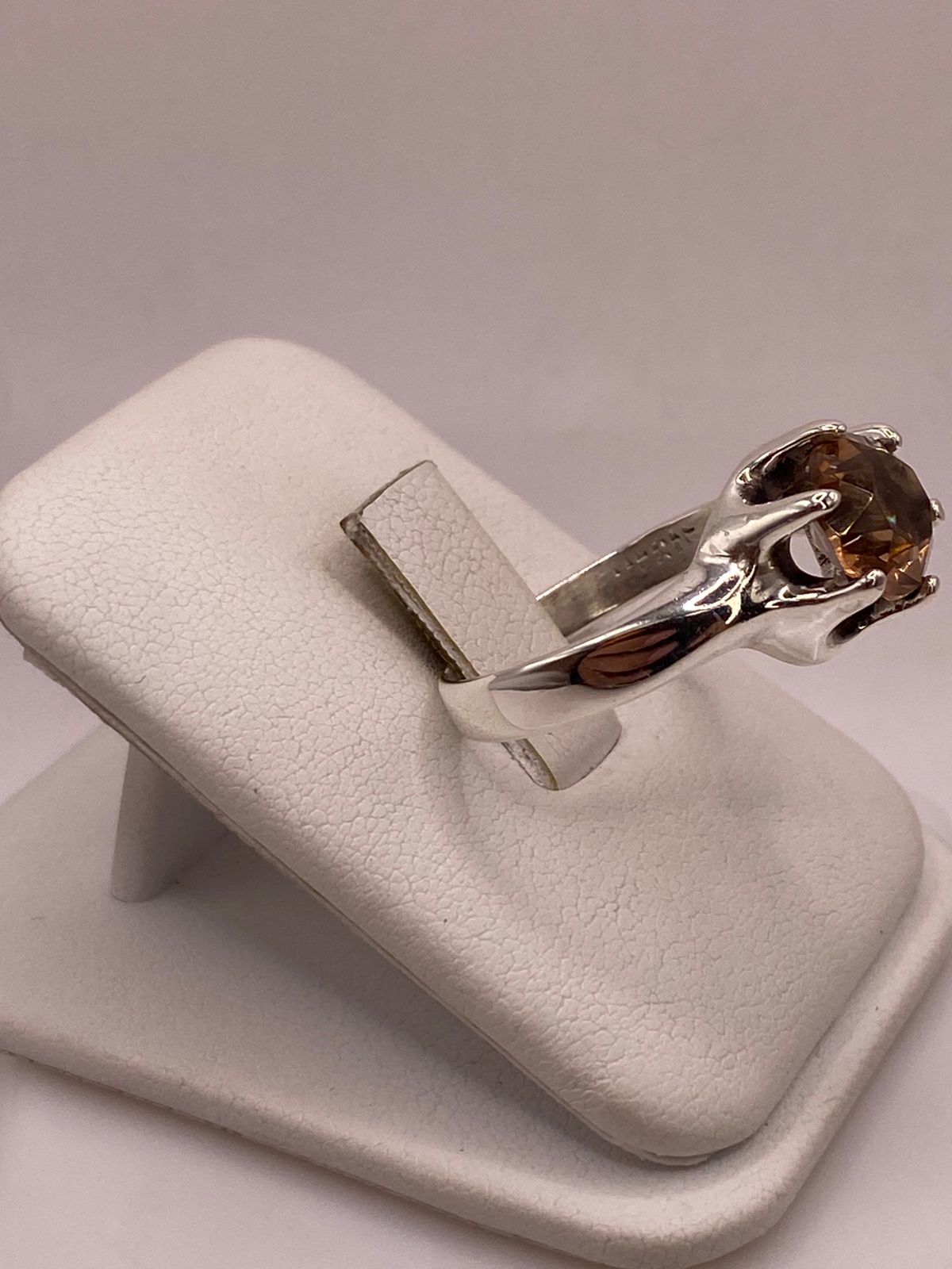 Anillo de Plata Ley 925 con Zirconia Color Champagne, vista lateral