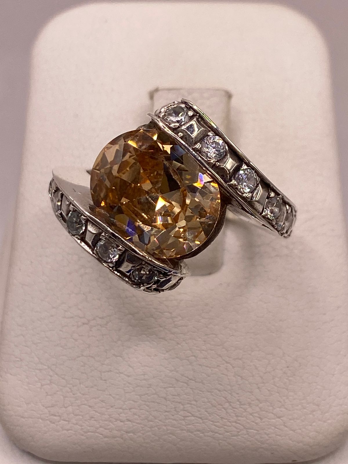 Anillo de Plata Ley 925 con Zirconia Color Champagne y Zirconias Blancas — ángulo diagonal