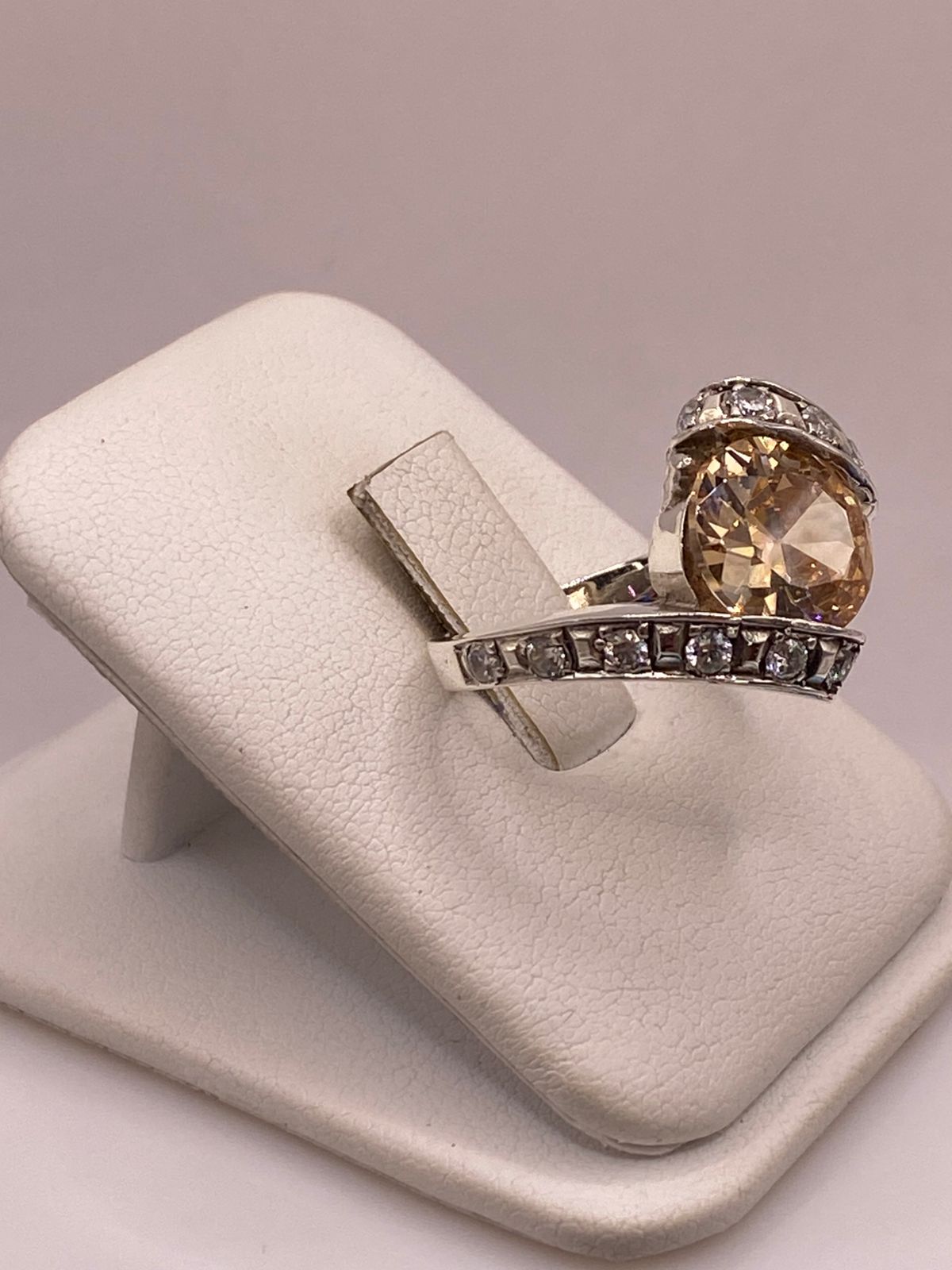 Anillo de Plata Ley 925 con Zirconia Color Champagne y Zirconias Blancas, vista lateral