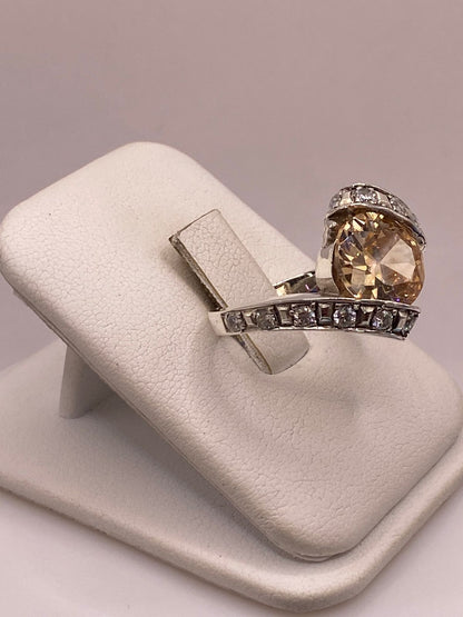 Anillo de Plata Ley 925 con Zirconia Color Champagne y Zirconias Blancas, vista lateral