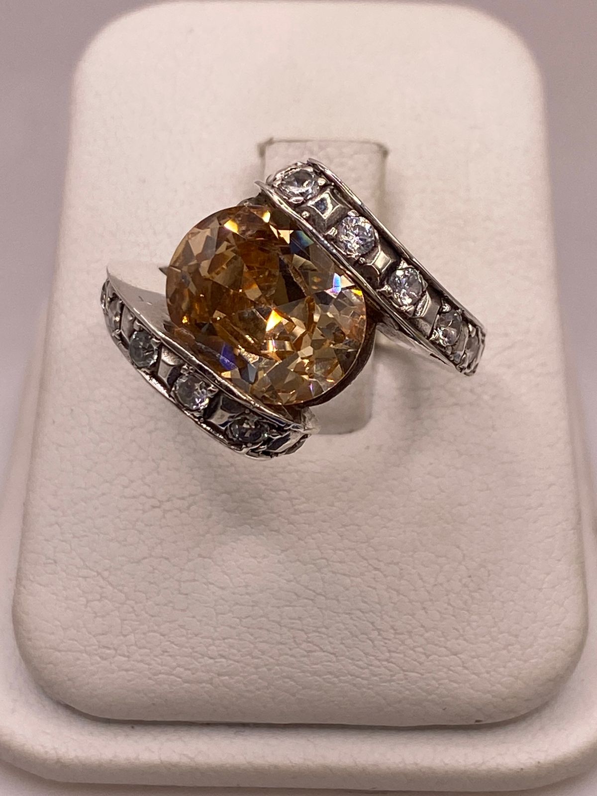 Anillo de Plata Ley 925 con Zirconia Color Champagne y Zirconias Blancas, vista frontal