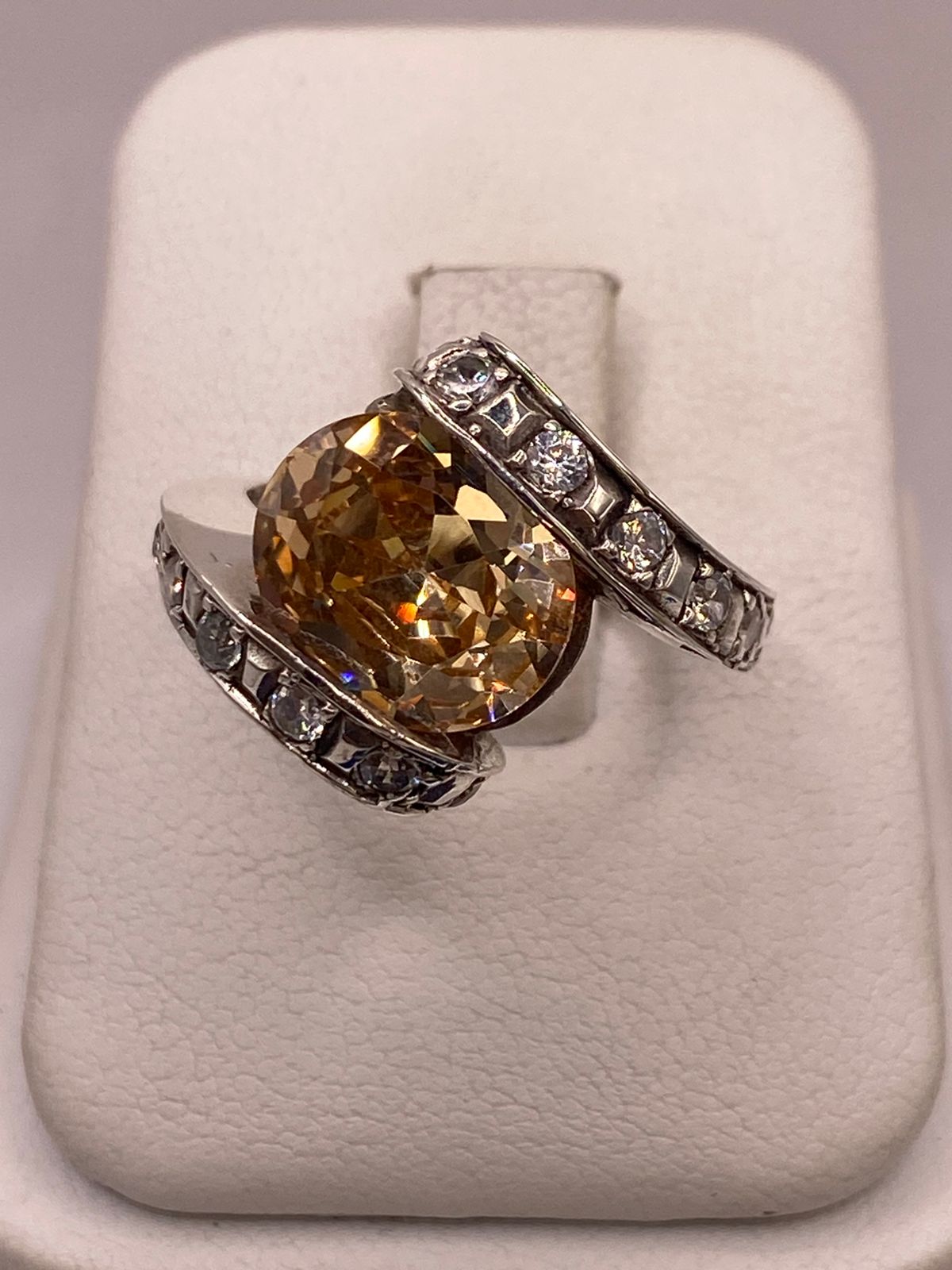 Anillo de Plata Ley 925 con Zirconia Color Champagne y Zirconias Blancas, vista de detalle
