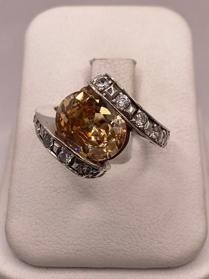Anillo de Plata Ley 925 con Zirconia Color Champagne y Zirconias Blancas, vista de detalle