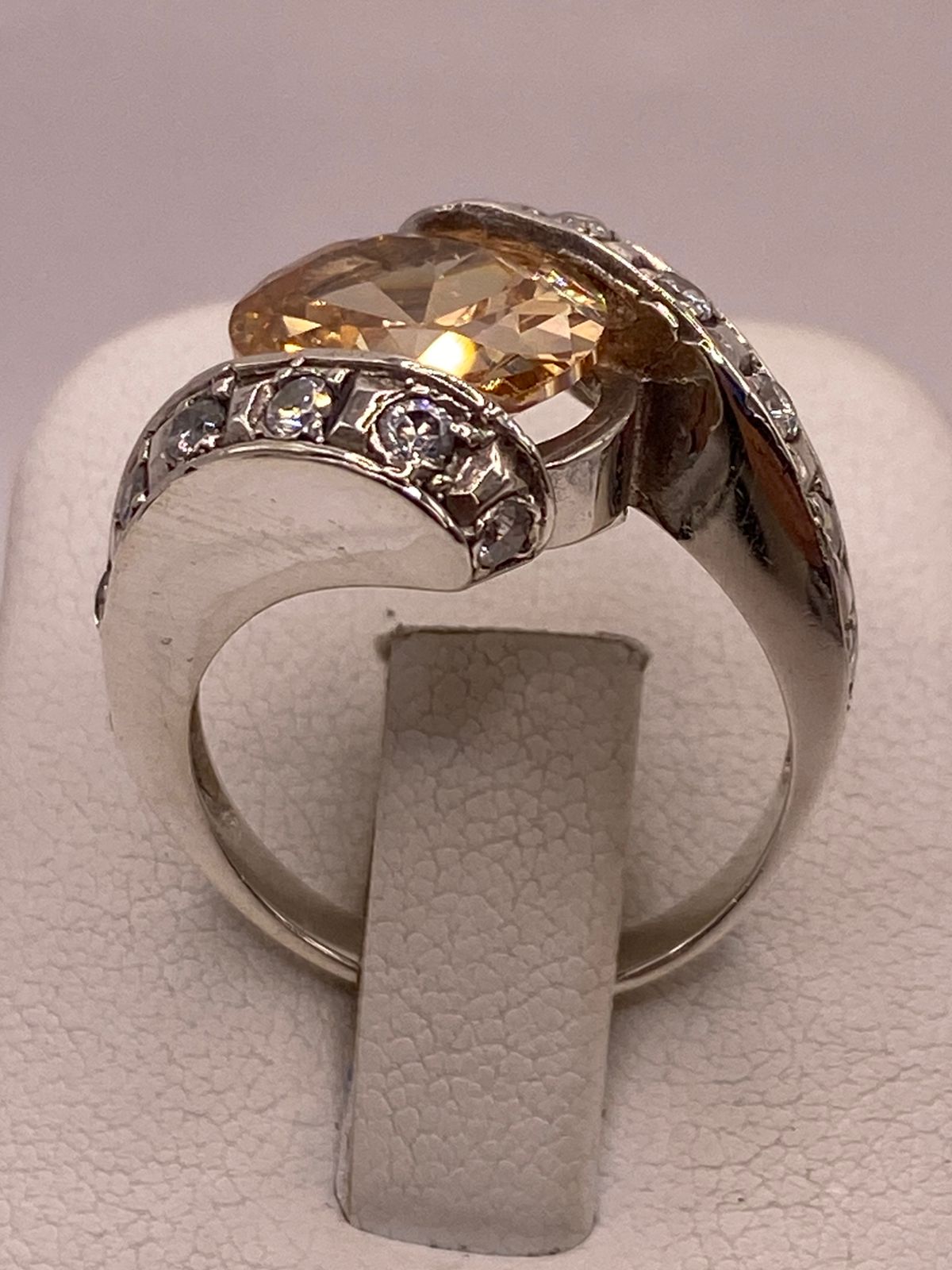 Anillo de Plata Ley 925 con Zirconia Color Champagne y Zirconias Blancas, sello de autenticidad Plata Ley .925