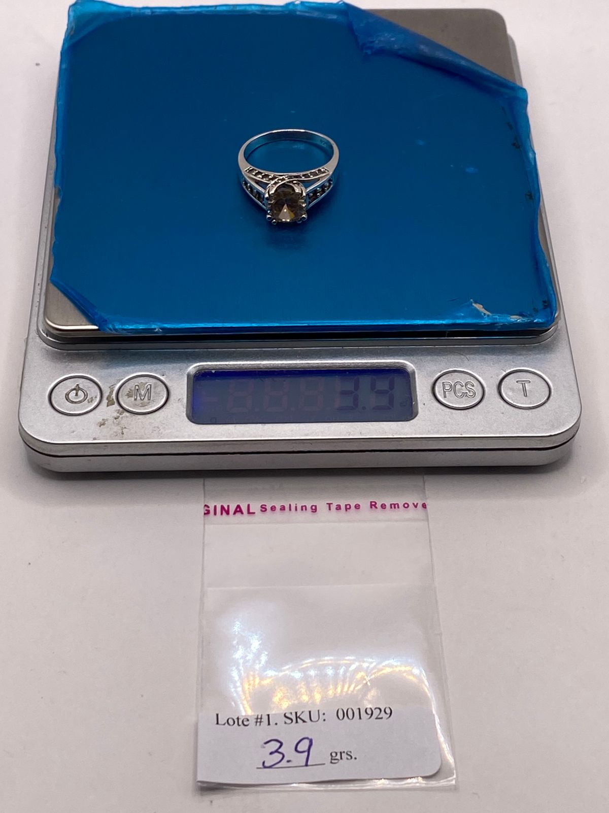 Anillo de Plata Ley 925 con Zirconia Color Champagne y Zirconias Blancas, peso en gramos (báscula)